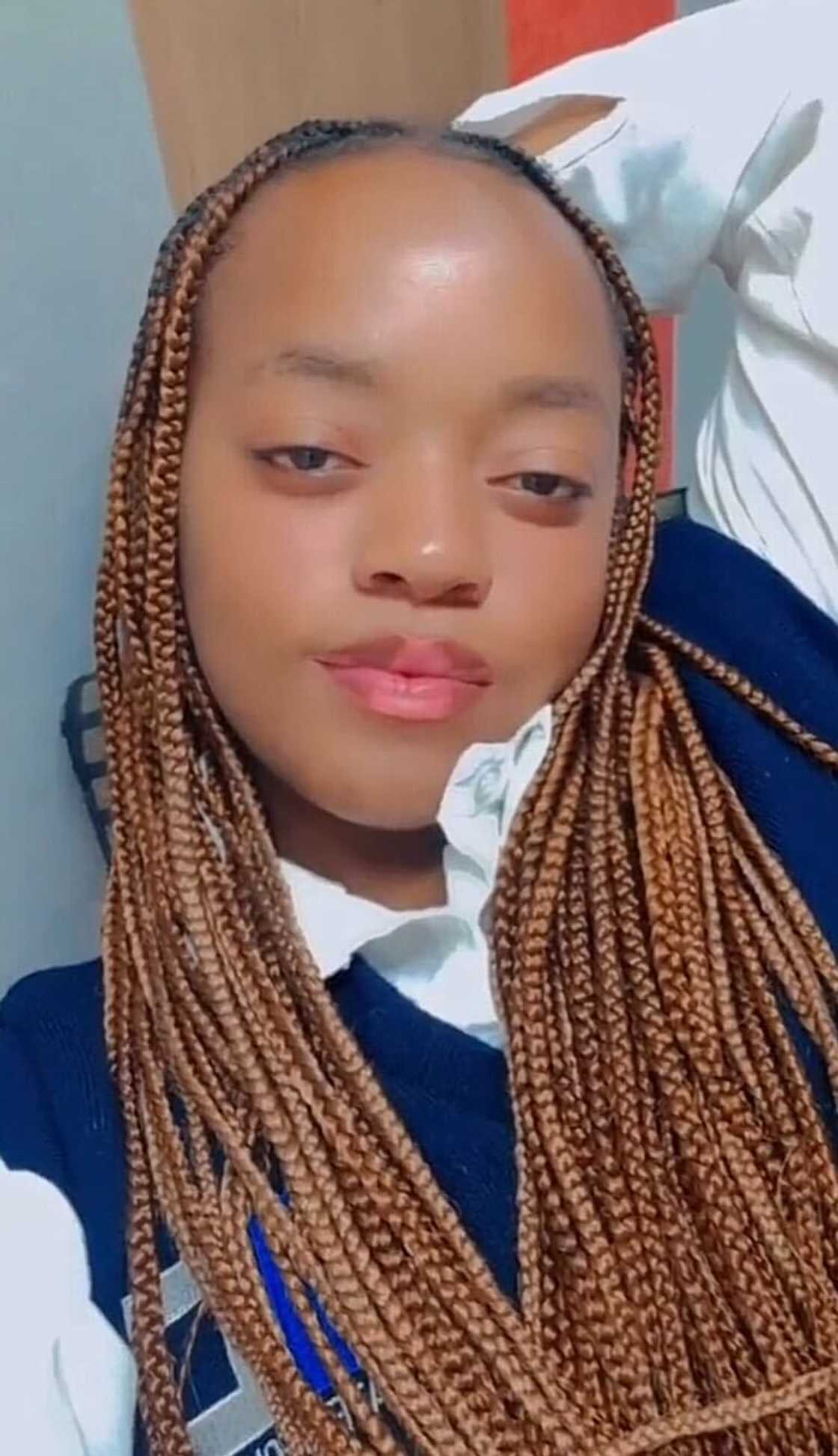 A lady apologised to her mother for becoming a security guard, which touched many people in South Africa. A lady apologised to her mother for becoming a security guard, which touched many people in South Africa.