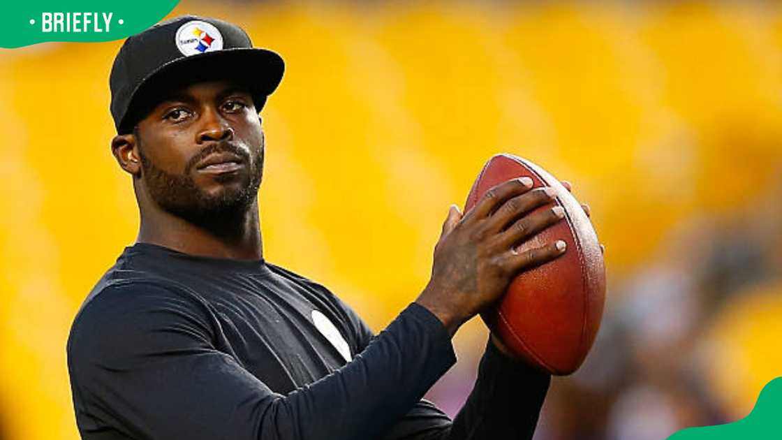 Mike Vick of the Pittsburgh Steelers warming Mike Vick of the Pittsburgh Steelers warming