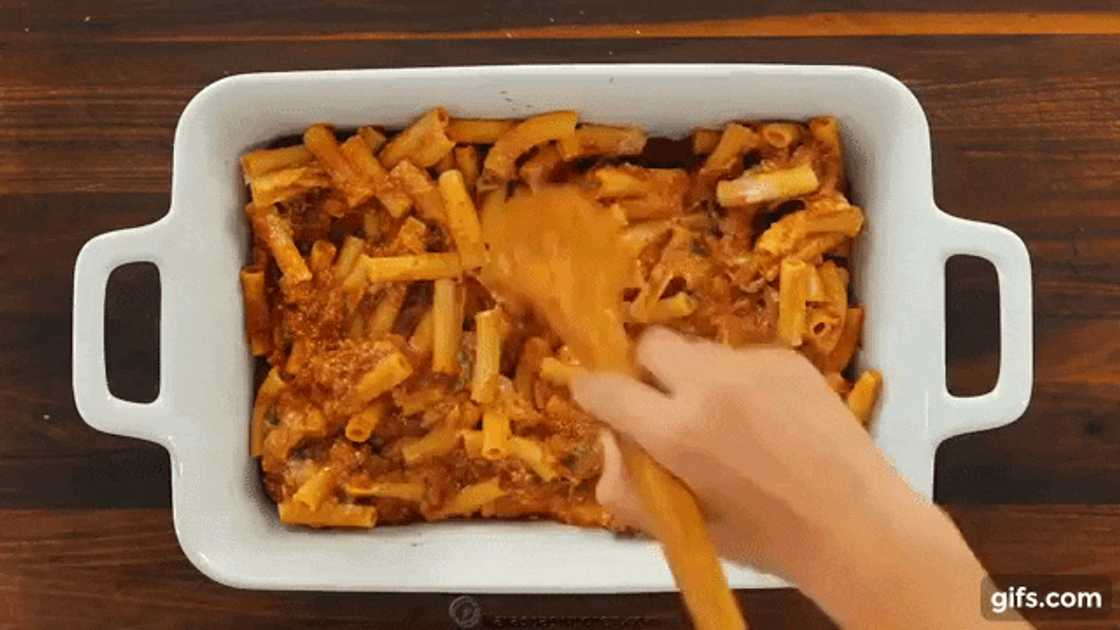 pasta with ground beef and tomato sauce