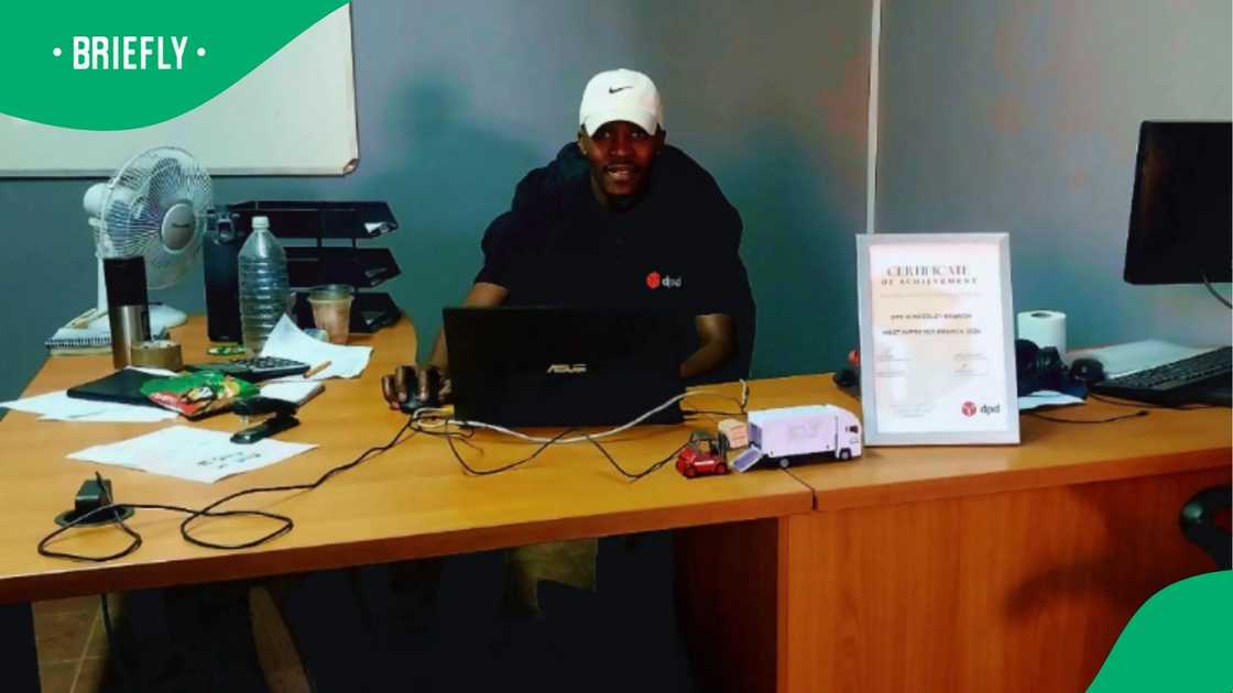 A young man revealed his role as an operations manager in a video, prompting discussion about his income and daily life A young man revealed his role as an operations manager in a video, prompting discussion about his income and daily life