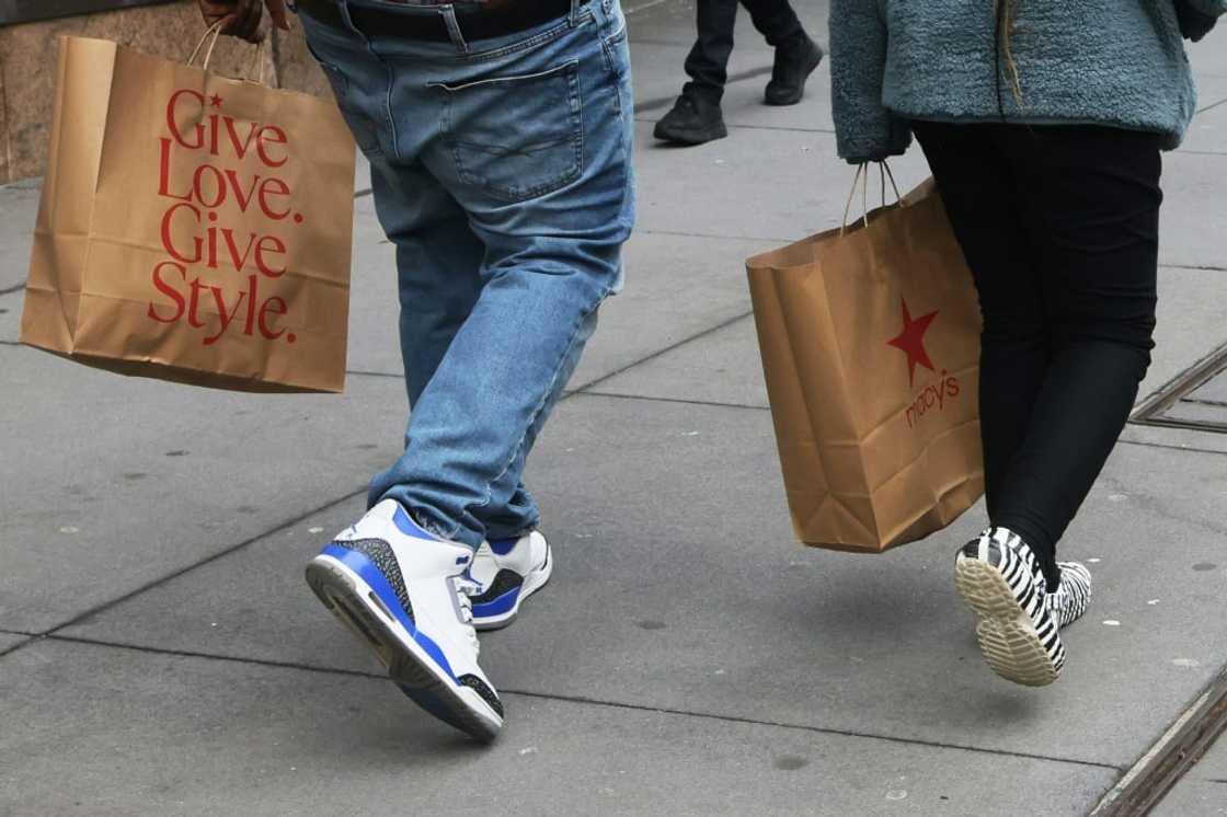 US economic growth slowed in the first quarter, with analysts noting that consumer spending is weakening