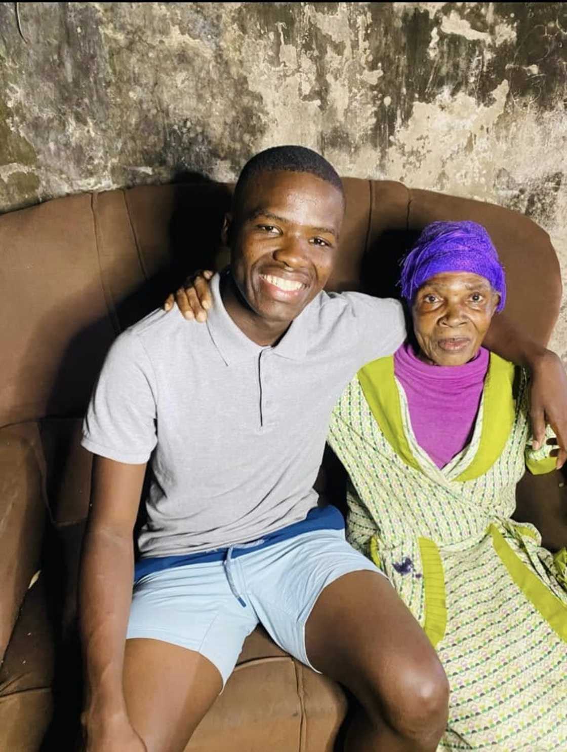 Social media users were proud of a young man who facilitated the project to build his gogo a home Social media users were proud of a young man who facilitated the project to build his gogo a home