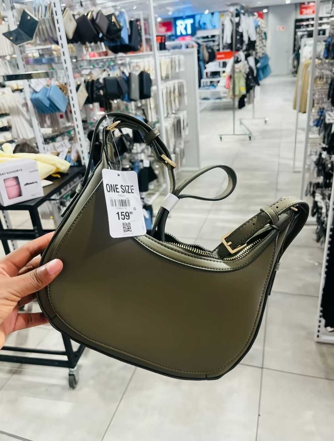 A woman showcased a stunning range of Mr Price bags, sparking a frenzy in South Africa. A woman showcased a stunning range of Mr Price bags, sparking a frenzy in South Africa.