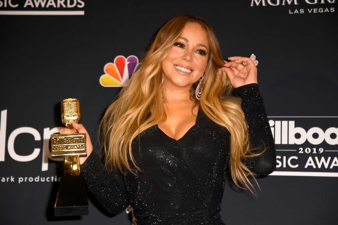 Mariah Carey poses with the Icon Award in the press room Mariah Carey poses with the Icon Award in the press room