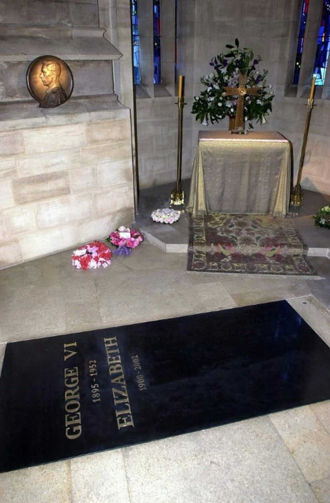 The queen's mother, father and the ashes of her younger sister are interred at the chapel The queen's mother, father and the ashes of her younger sister are interred at the chapel