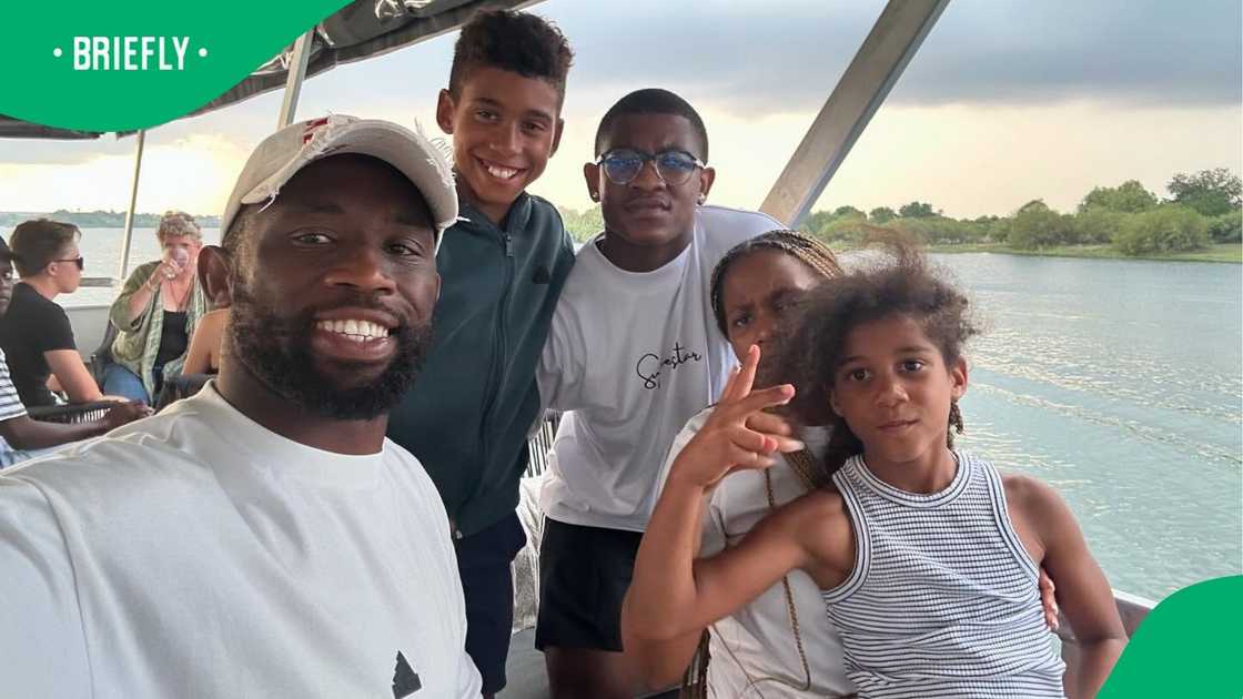 Siya Kolisi spent time with his children. Siya Kolisi spent time with his children.