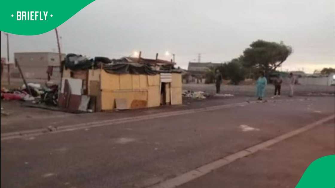 In Athlone, a man was shot and critically wounded in Yusuf Gool Street. In Athlone, a man was shot and critically wounded in Yusuf Gool Street.