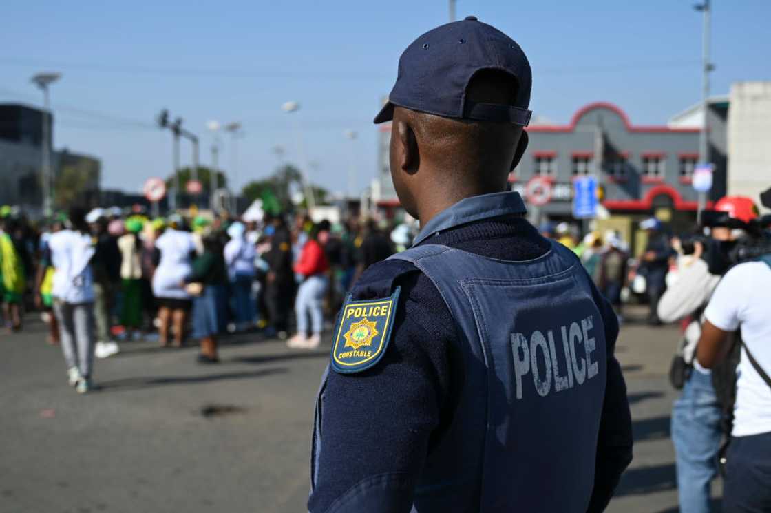 Woman develops crush on SAPS officer Woman develops crush on SAPS officer