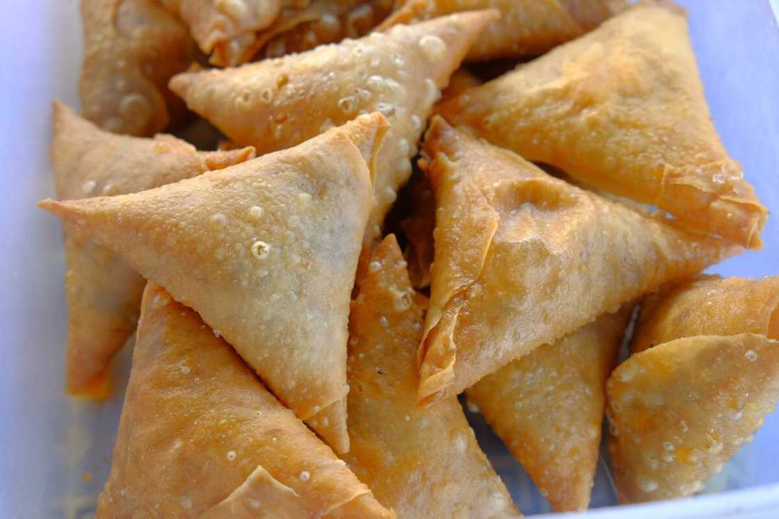 A plate of samoosas.