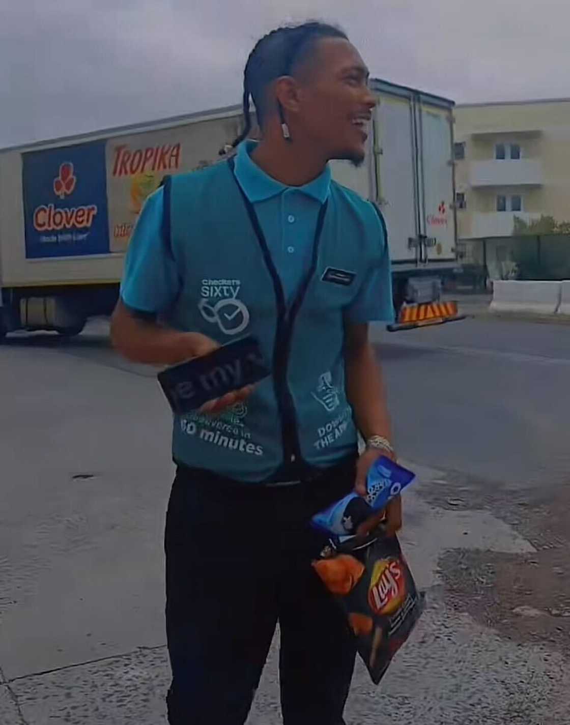 A Sixty60 man asked his woman to be his Valentine, leaving SA in awe of his gesture. A Sixty60 man asked his woman to be his Valentine, leaving SA in awe of his gesture.