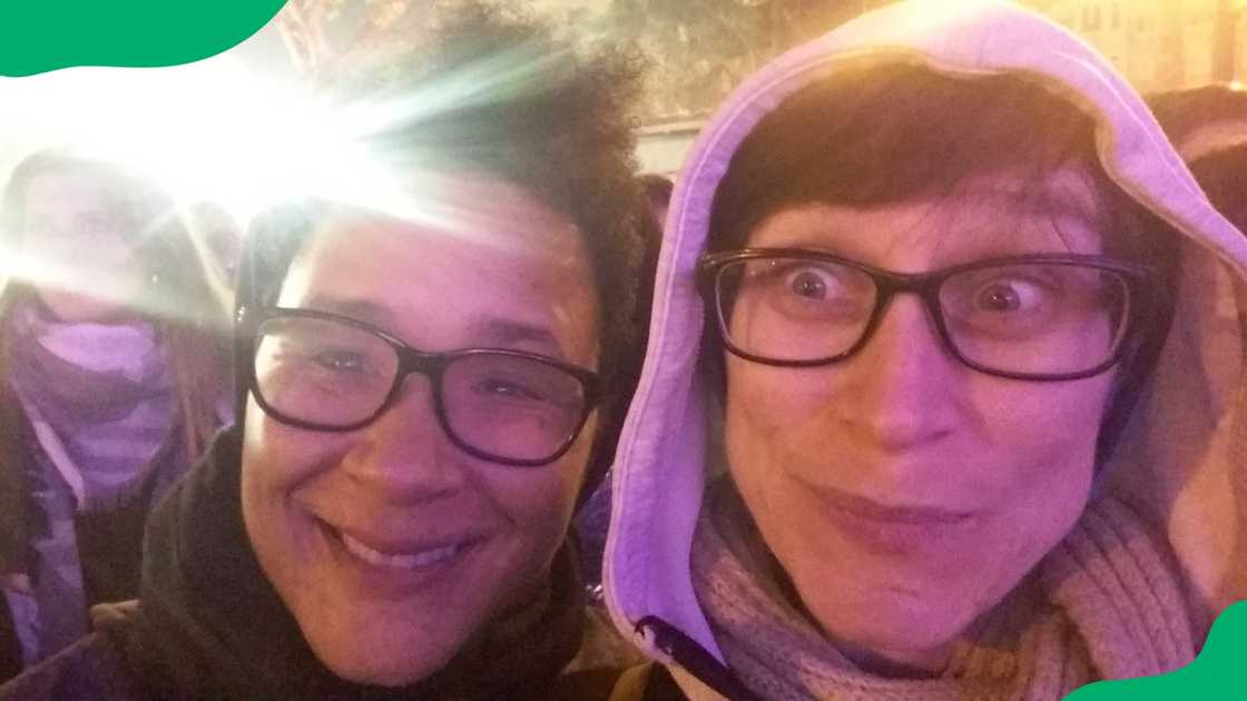 Shireen Mula takes a selfie with Golda Rosheuvel Shireen Mula takes a selfie with Golda Rosheuvel