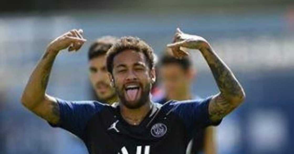 Cute Clip Shows Neymar Fulfilling a Sweet Dance Promise to Little Fan Cute Clip Shows Neymar Fulfilling a Sweet Dance Promise to Little Fan