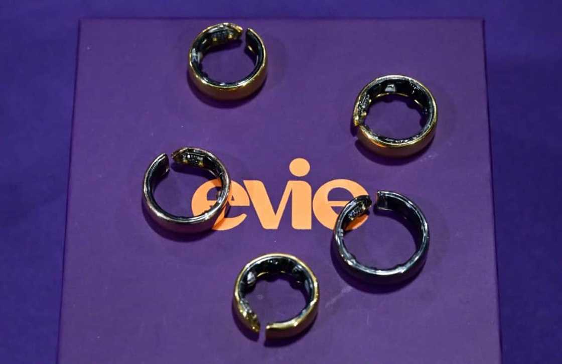 Des échantillons de bague Evie pour femmes de Movano Health qui suivent notamment les données sur le sommeil, le temps d'activité, les calories brûlées, au salon CES de Las Vegas, le 7 janvier 2024 Des échantillons de bague Evie pour femmes de Movano Health qui suivent notamment les données sur le sommeil, le temps d'activité, les calories brûlées, au salon CES de Las Vegas, le 7 janvier 2024