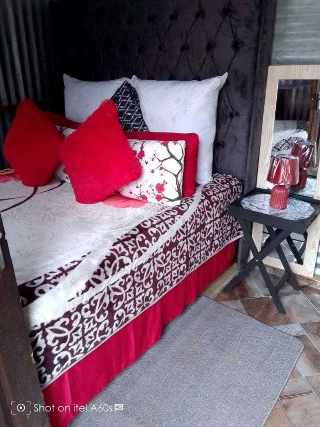 The lady showed mkhukhu bedroom. The lady showed mkhukhu bedroom.
