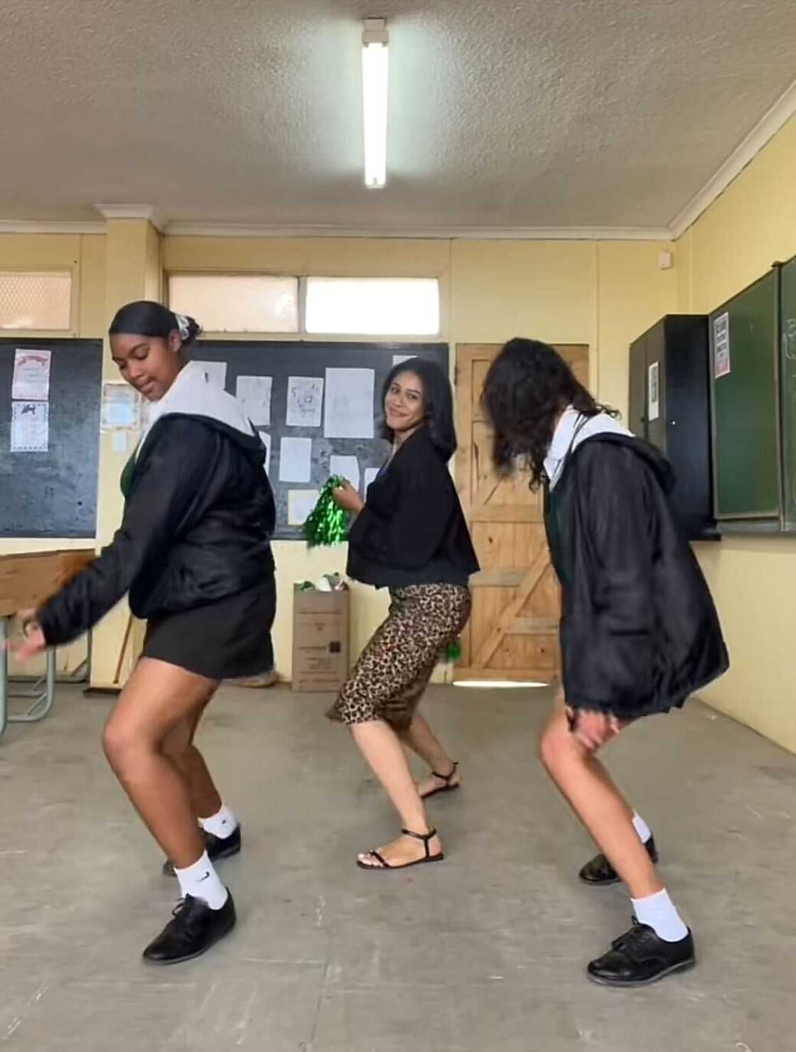A teacher danced with her pupils in a classroom, impressing South Africans.