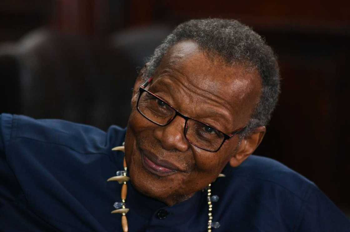 What qualifications does Mangosuthu Buthelezi have?