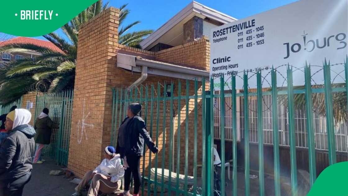 Rosettenville residents also prevented undocumented foreigners from accessing the clinic. Rosettenville residents also prevented undocumented foreigners from accessing the clinic.