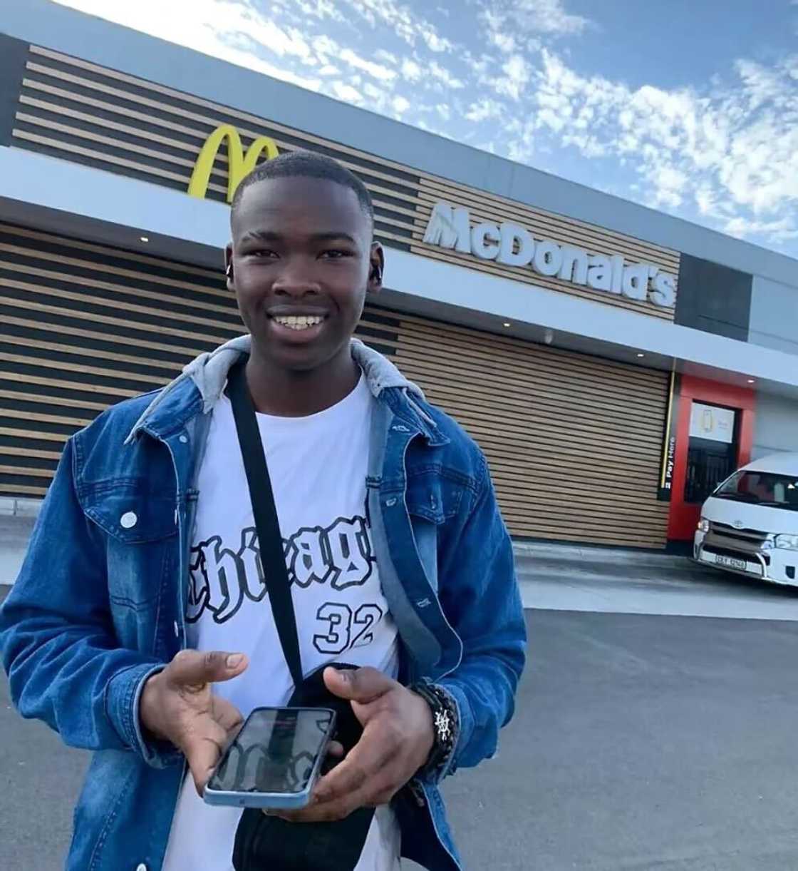 A man working at KFC showcased how he ironed his uniform with an impressive method. A man working at KFC showcased how he ironed his uniform with an impressive method.