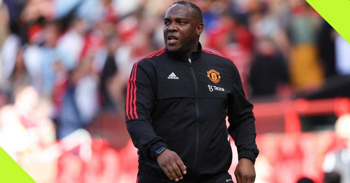 Benni McCarthy leaves Manchester United. Benni McCarthy leaves Manchester United.