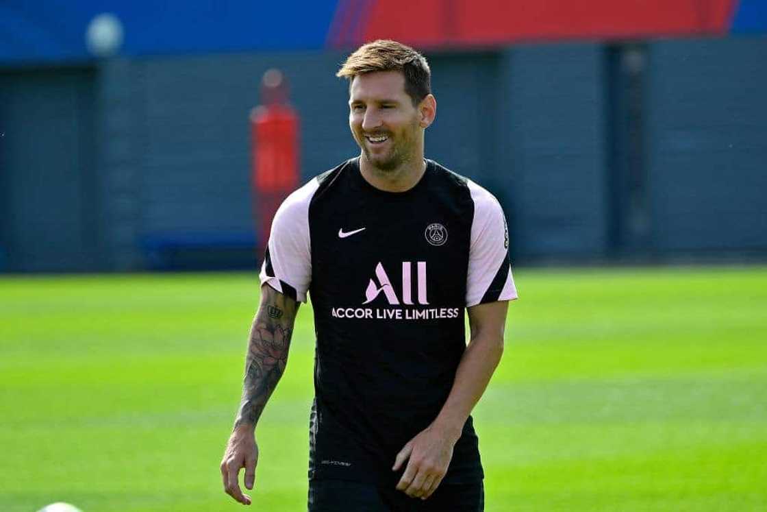 Lionel Messi shows incredible dribbling skills during PSG training session Lionel Messi shows incredible dribbling skills during PSG training session