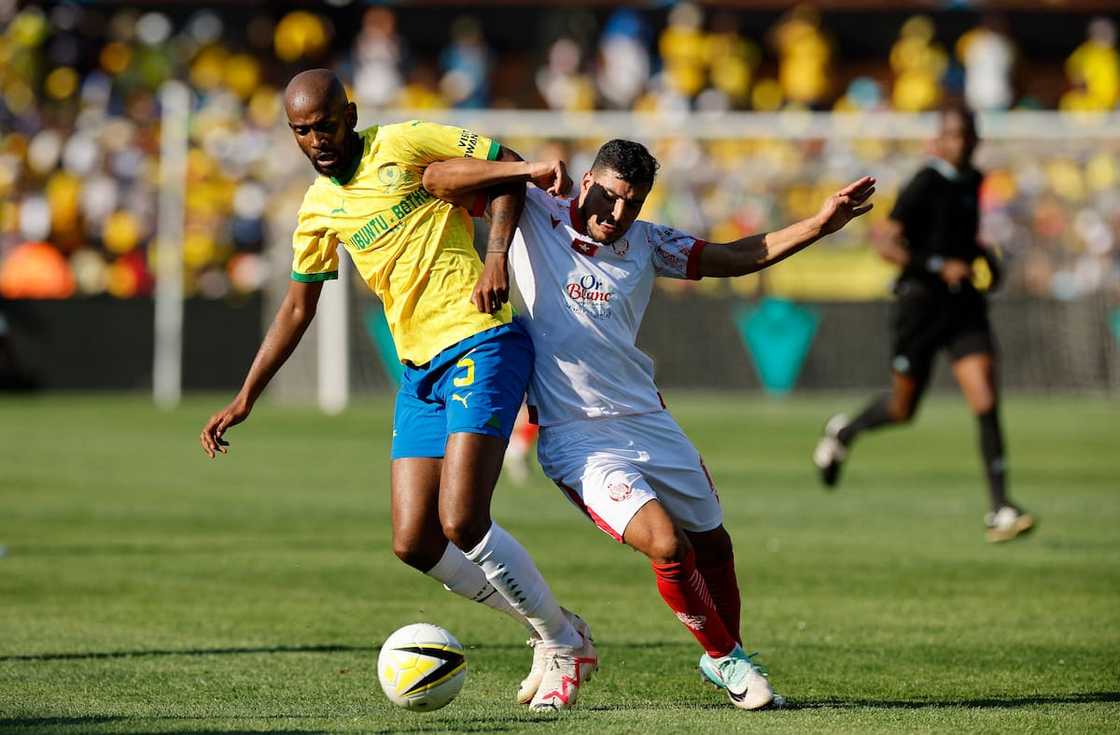 Mosa Lebusa fighting for the ball Mosa Lebusa fighting for the ball
