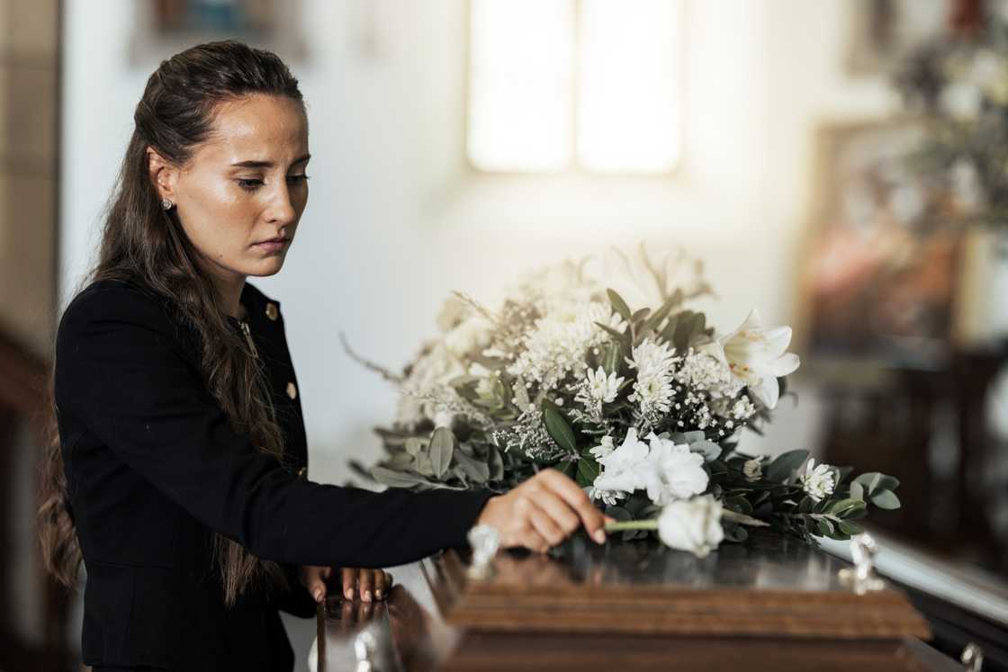 Social media users shared their stories of losing loved ones under a grieving lady's post Social media users shared their stories of losing loved ones under a grieving lady's post