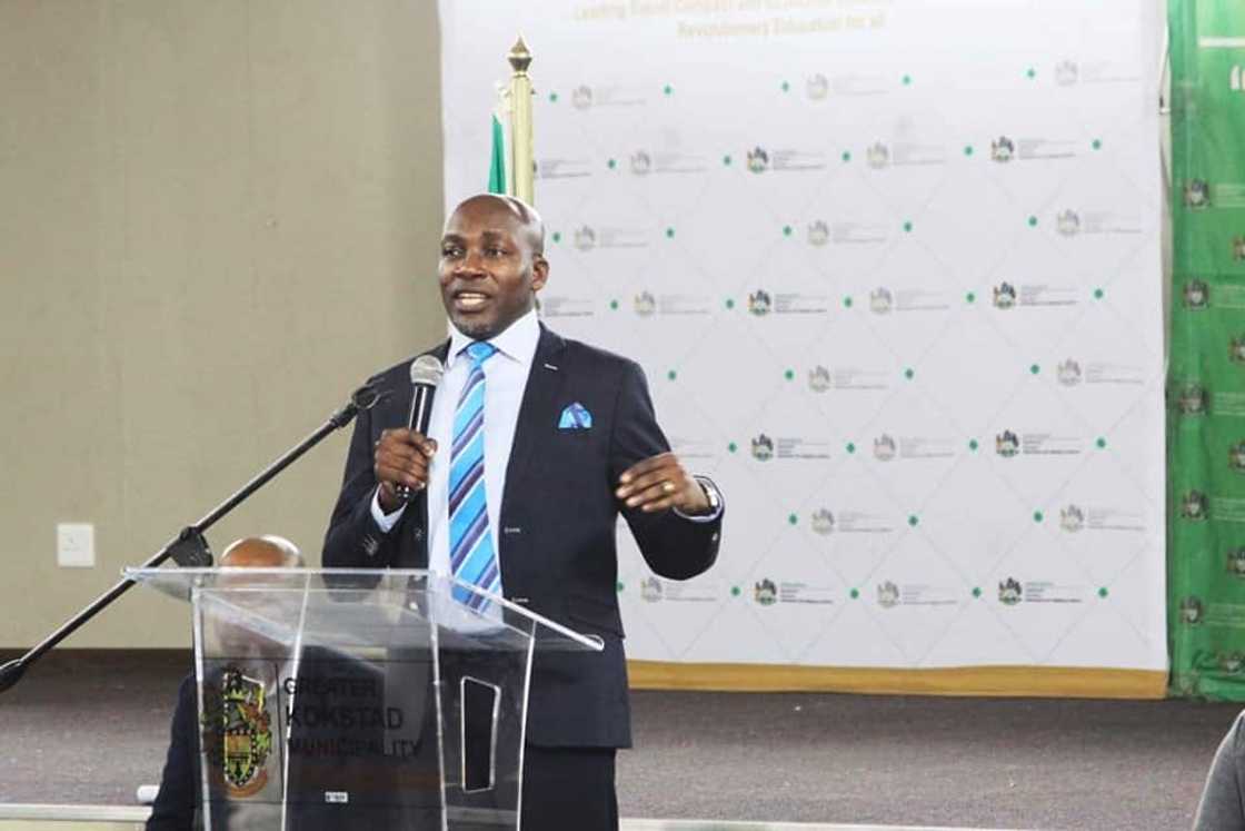 Mxolisi Kaunda biography: age, origin, wife, parents, family, education, qualifications, career and contact details Mxolisi Kaunda biography: age, origin, wife, parents, family, education, qualifications, career and contact details