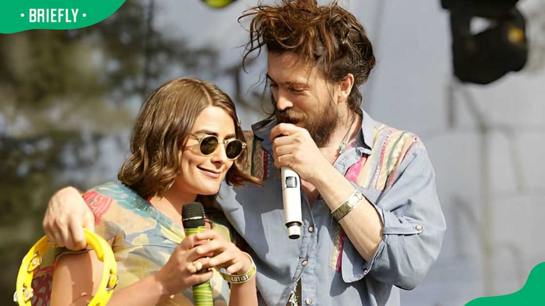 Jade Castrinos (L) and Alex Ebert preforming Jade Castrinos (L) and Alex Ebert preforming