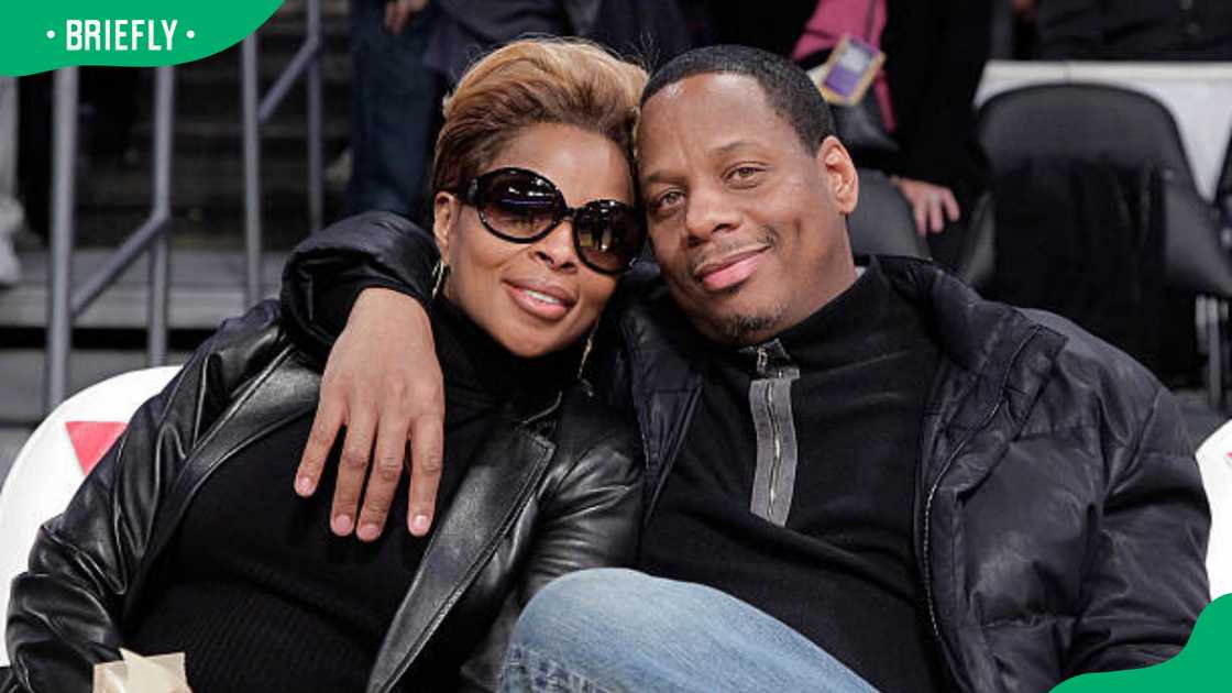 Mary J. Blige and her husband Martin Kendu Isaacs (R) at a game
