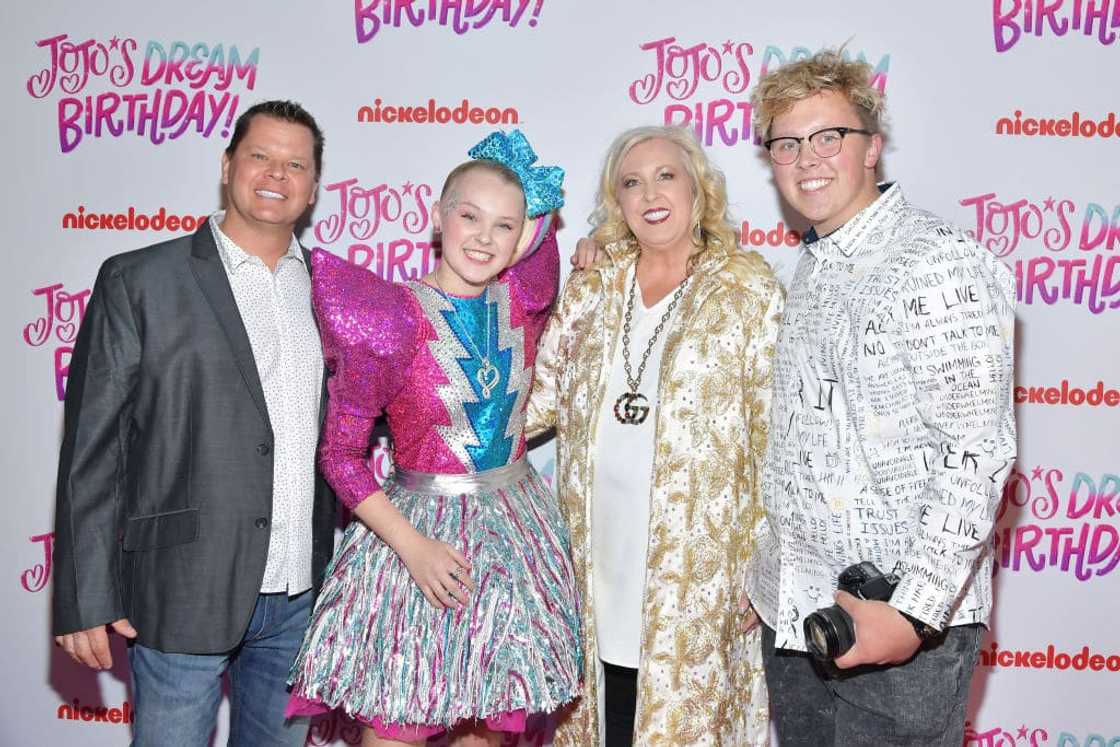 Who are JoJo Siwa's family?