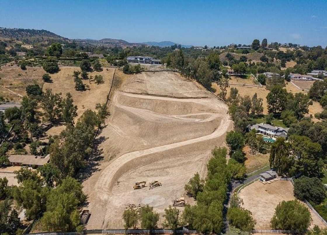 Kylie Jenner acquires 5 acres of land for N5.8 billion weeks after buying N14.2 billion mansion Kylie Jenner acquires 5 acres of land for N5.8 billion weeks after buying N14.2 billion mansion