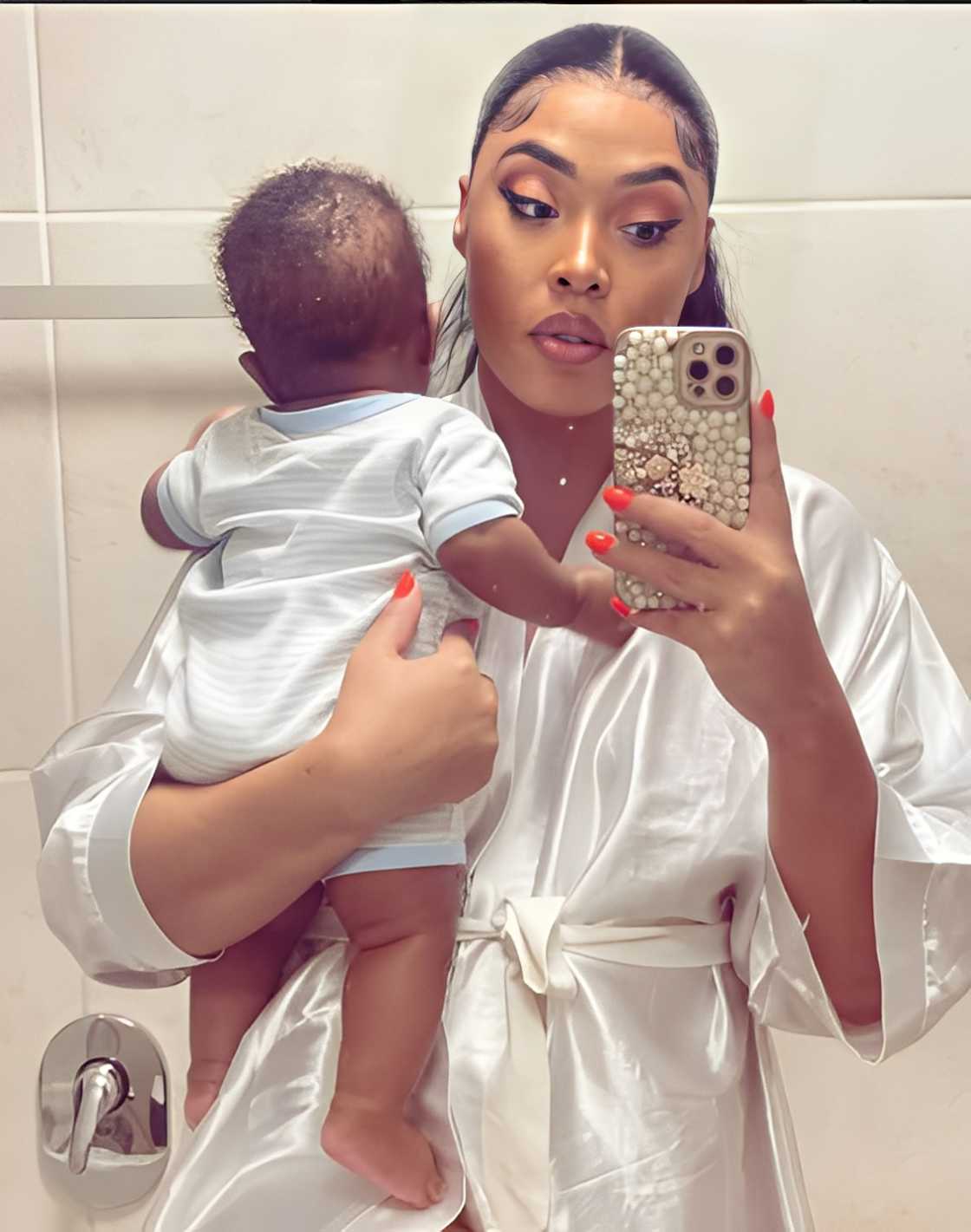Simphiwe posted the face of her young son for the first time