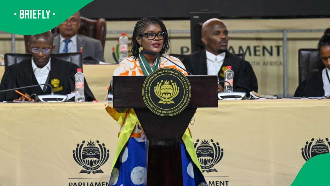 Dr Nobuhle Nkabane defended herself after she was slammed for eating in Parliament Dr Nobuhle Nkabane defended herself after she was slammed for eating in Parliament
