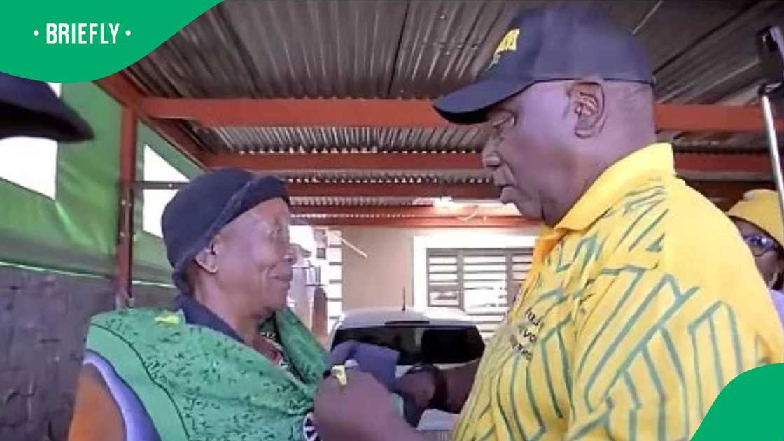 Cyril Ramaphosa appears to charm woman while campaigning Cyril Ramaphosa appears to charm woman while campaigning