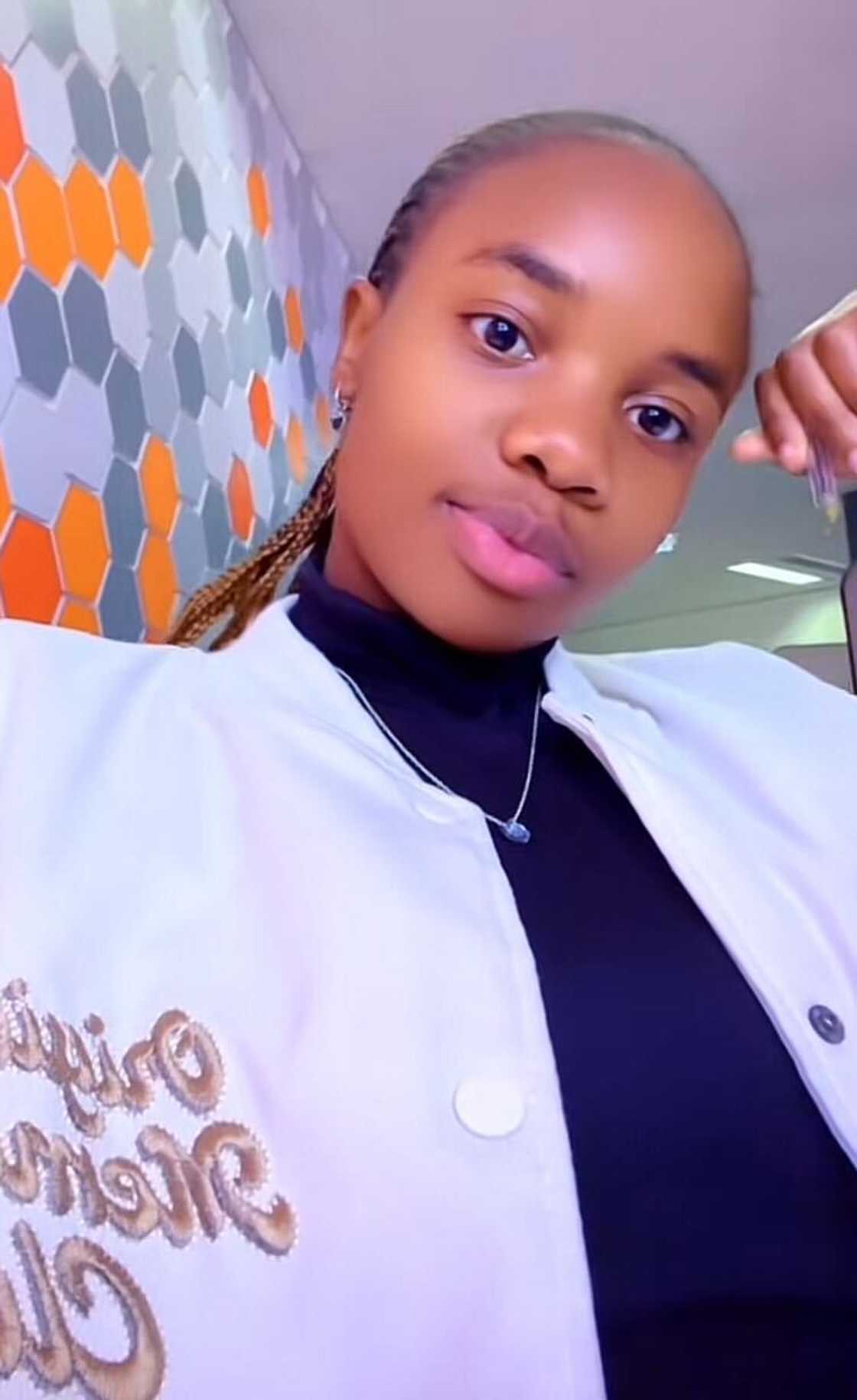 A woman showed how she carried a full packet of bread into a restaurant. A woman showed how she carried a full packet of bread into a restaurant.