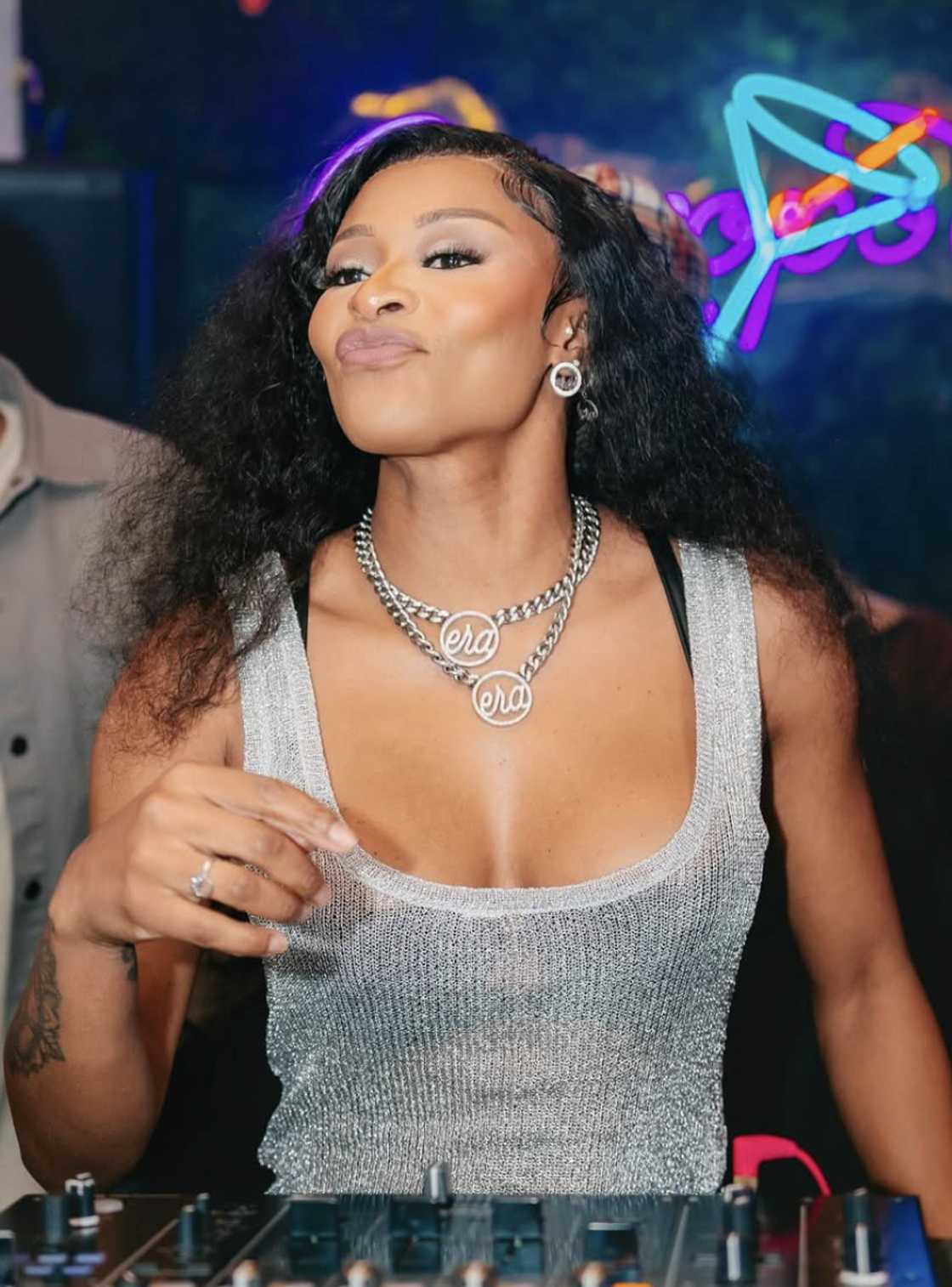 Fans showed love to DJ Zinhle Fans showed love to DJ Zinhle