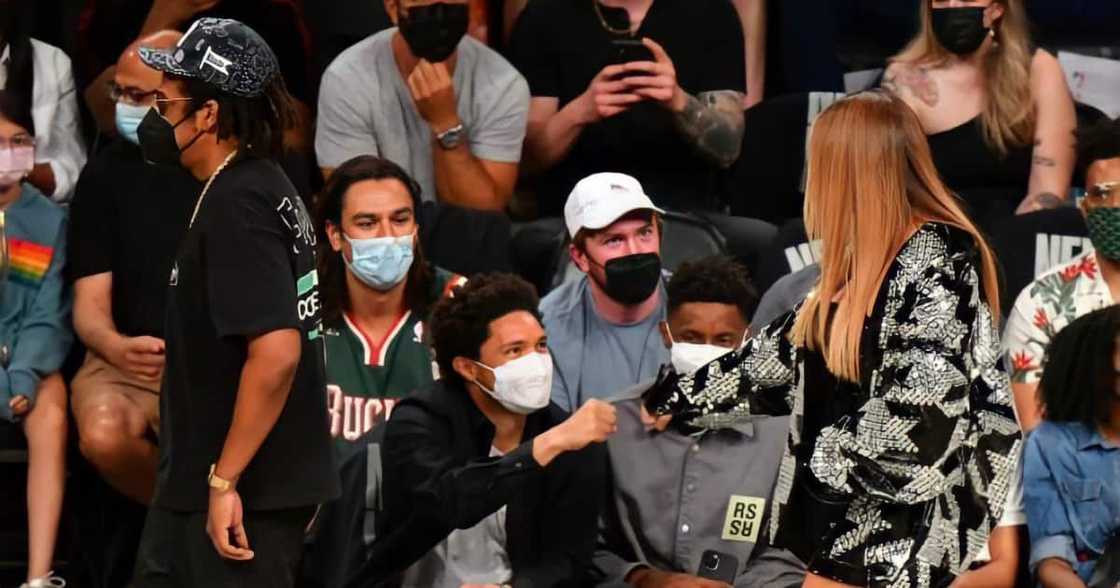 Mzansi excited to see Trevor Noah bumping fists with Beyoncé like they're besties Mzansi excited to see Trevor Noah bumping fists with Beyoncé like they're besties