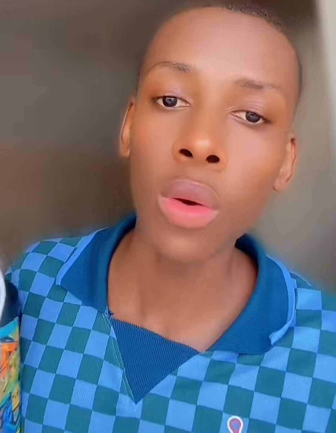 A young man cried over his father's betrayal of his mother and exposed him in a TikTok video. A young man cried over his father's betrayal of his mother and exposed him in a TikTok video.