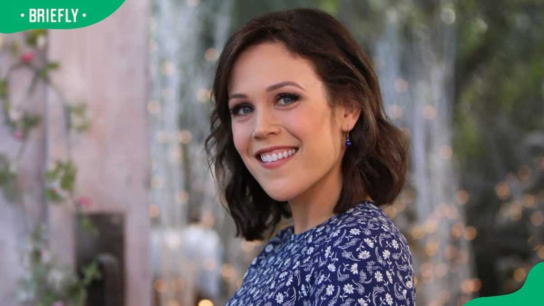 How old is Erin Krakow? How old is Erin Krakow?