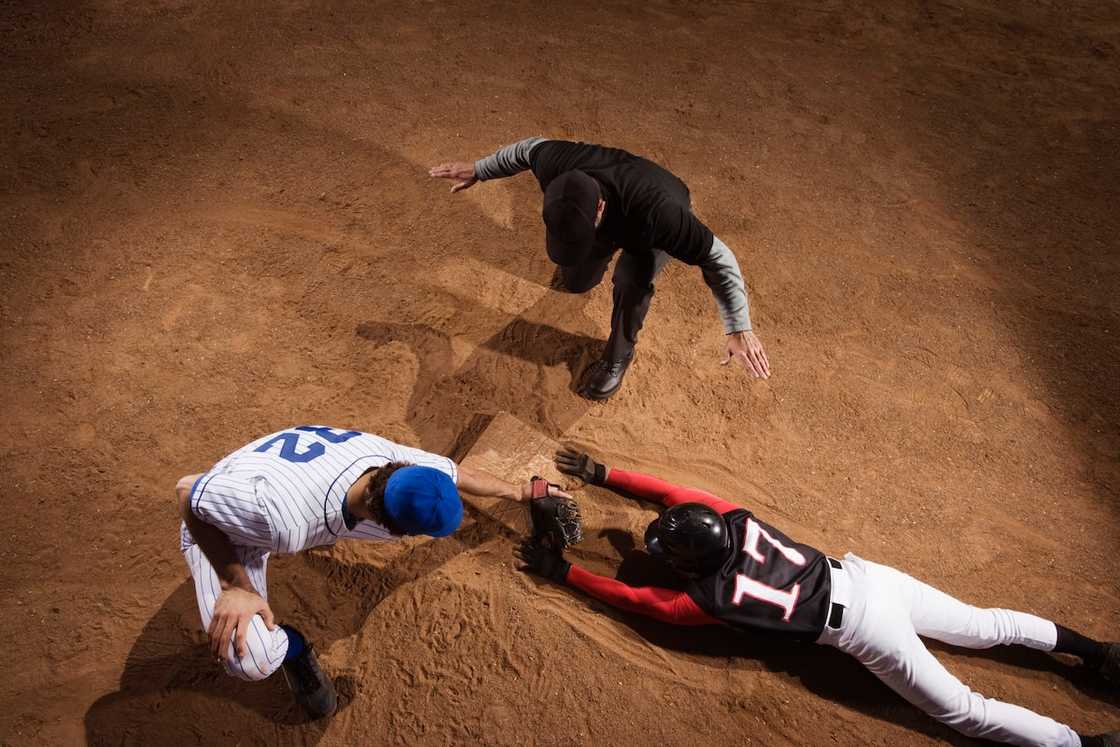 How much do MLB umpires make annually? (Updated salary) How much do MLB umpires make annually? (Updated salary)