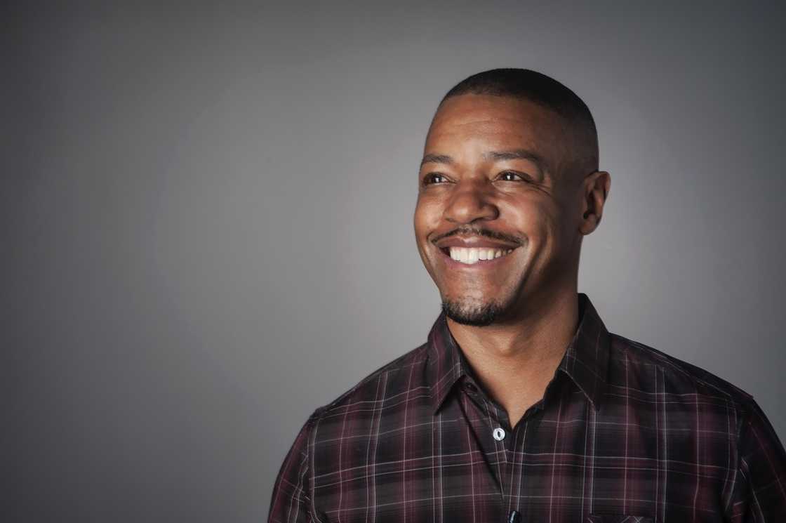 Social media users appreciated BI Phakathi gifting older people with money Social media users appreciated BI Phakathi gifting older people with money