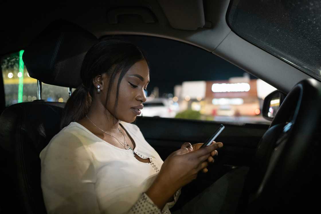 A lady texts from her car