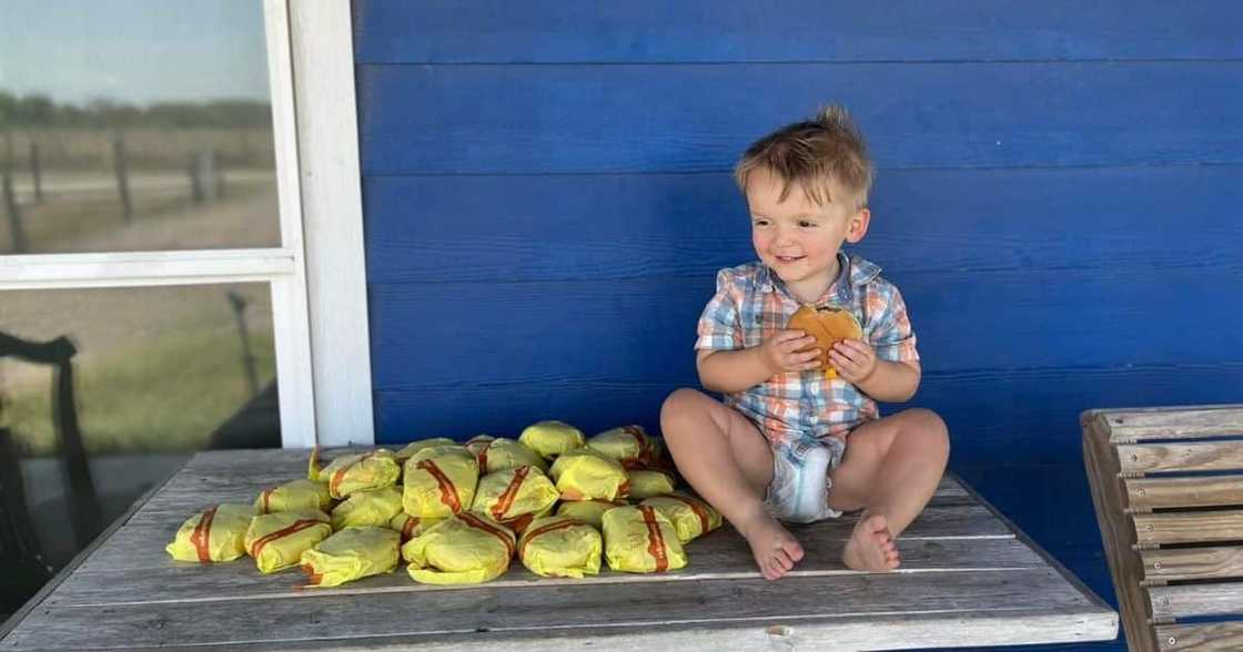 Toddler, R1 400 Worth of Burgers, With Mom's Card, Online Food App Toddler, R1 400 Worth of Burgers, With Mom's Card, Online Food App