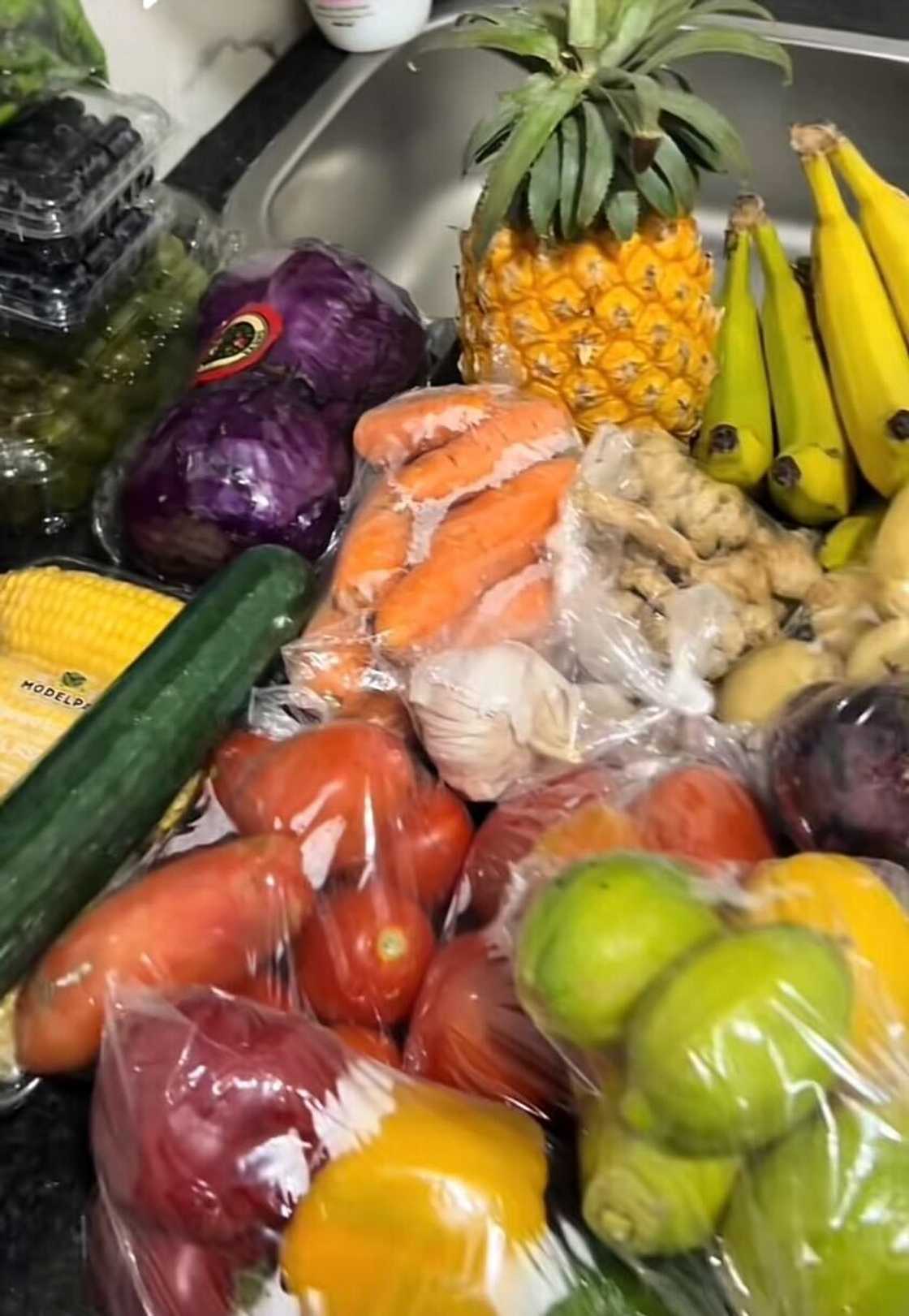 A woman revealed the fruit and vegetables she bought for only R250. A woman revealed the fruit and vegetables she bought for only R250.