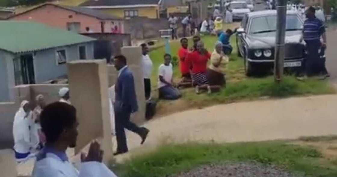 Photos and video of church members kneeling for pastor as he walks go viral Photos and video of church members kneeling for pastor as he walks go viral