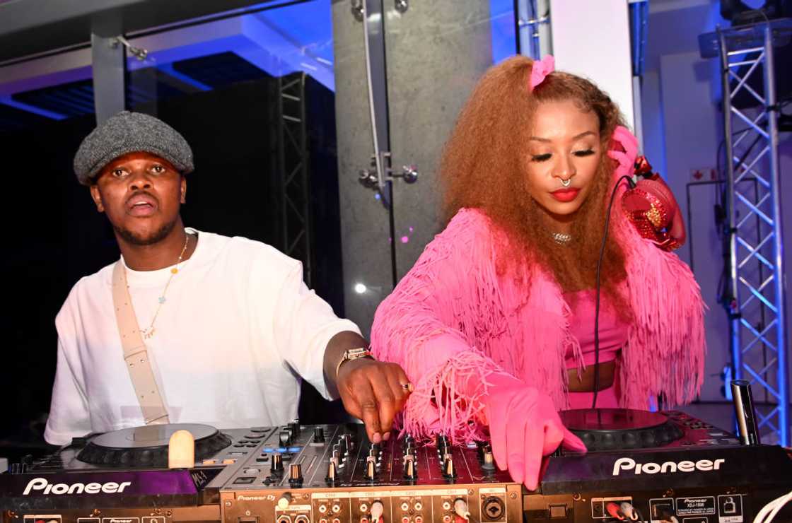 Murdah Bongz shows love to his wife