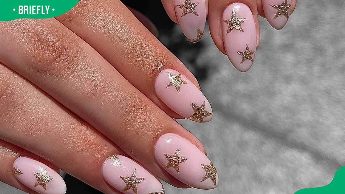 Glitter stars nail design