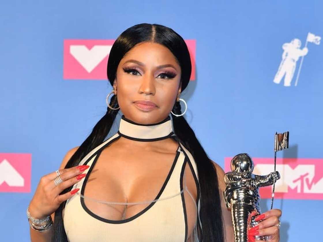 Nicki Minaj held her award Nicki Minaj held her award
