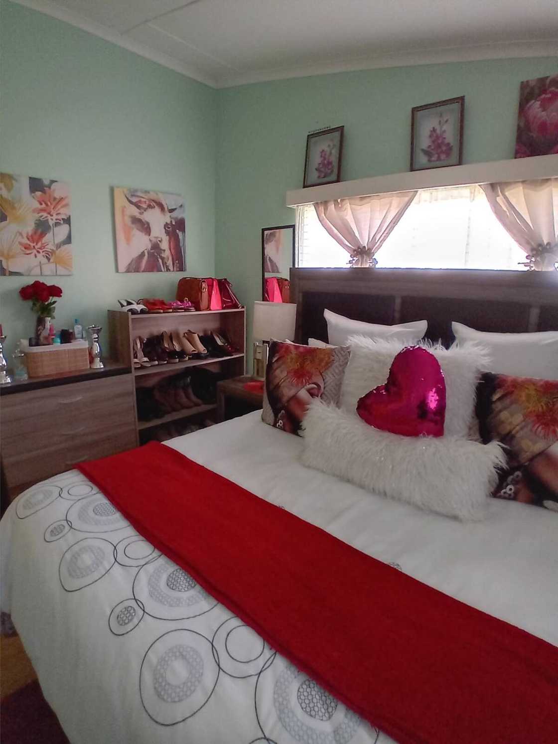 Mzansi lady's stunning decorating skills trends on social media shows off her bedroom. Mzansi lady's stunning decorating skills trends on social media shows off her bedroom.