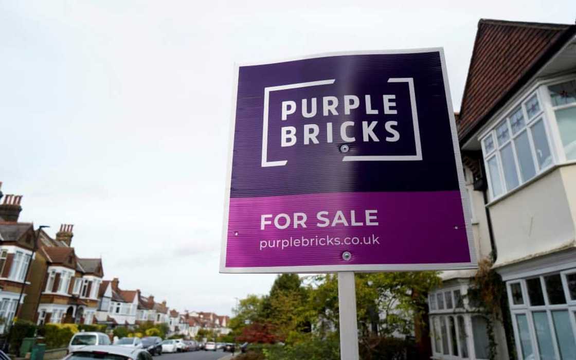 Retail banks have ramped up interest rates on mortgages, with analysts predicting heavy price falls for homes Retail banks have ramped up interest rates on mortgages, with analysts predicting heavy price falls for homes
